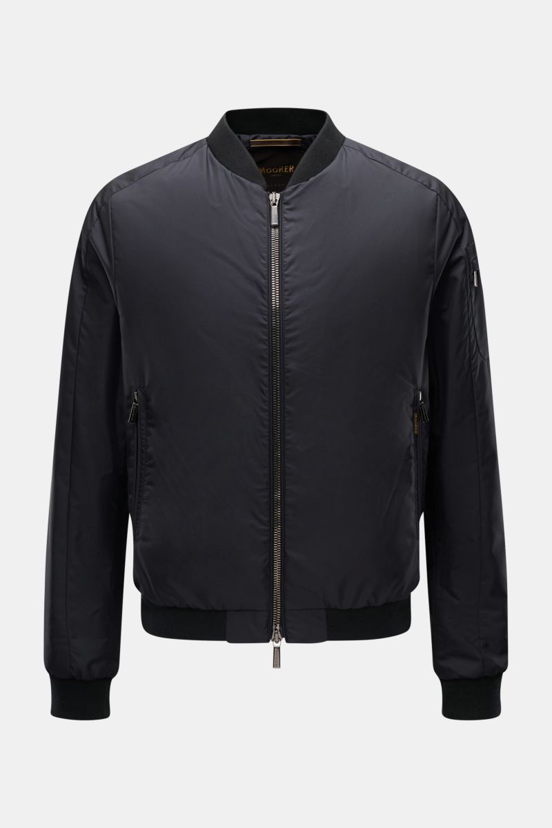 Front view of Moorer Blouson 'Corelli-Wk' dark navy, a slim fit, water-repellent microfibre jacket with zipper pockets and elastic cuffs. Outdoor-Essential mit Anspruch: Der Blouson von MOORER verbindet funktionale Performance mit stilvoller Eleganz und e