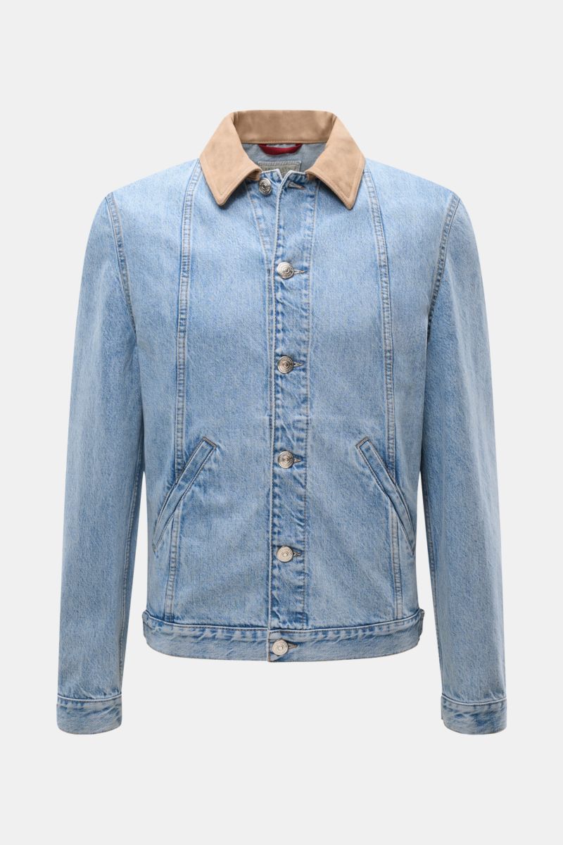 Front view of Brunello Cucinelli Jeansjacke rauchblau, a slim fit denim jacket in pure cotton with a soft feel, featuring a beige suede collar, six-button placket, welt front pockets, and buttoned cuffs.

Edles Casual-Piece: Die Jeansjacke von BRUNELLO