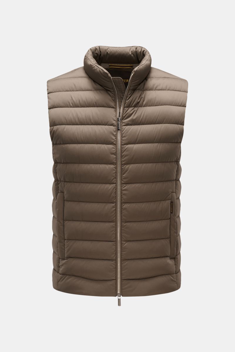 Front view of Moorer Daunenweste 'Calaf' dark olive, a slim fit quilted outdoor vest with a narrow stand-up collar and two-way zipper.

Description: Luxus in allerhöchster Qualität: Feinste sibirische Gänsedaunen werden für die gesteppte Outdoor-Weste 'Ca