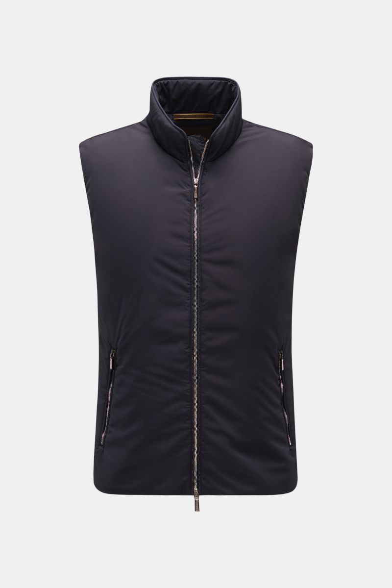 Moorer Outdoor-Weste 'Senio-Skt' dark navy, frontale Aufnahme, wasserabweisende Microfaser, Slim Fit, schmaler Stehkragen, zwei schräge Zipper-Fronttaschen, Innentasche, leichte Füllung, Zwei-Wege-Reißverschluss.