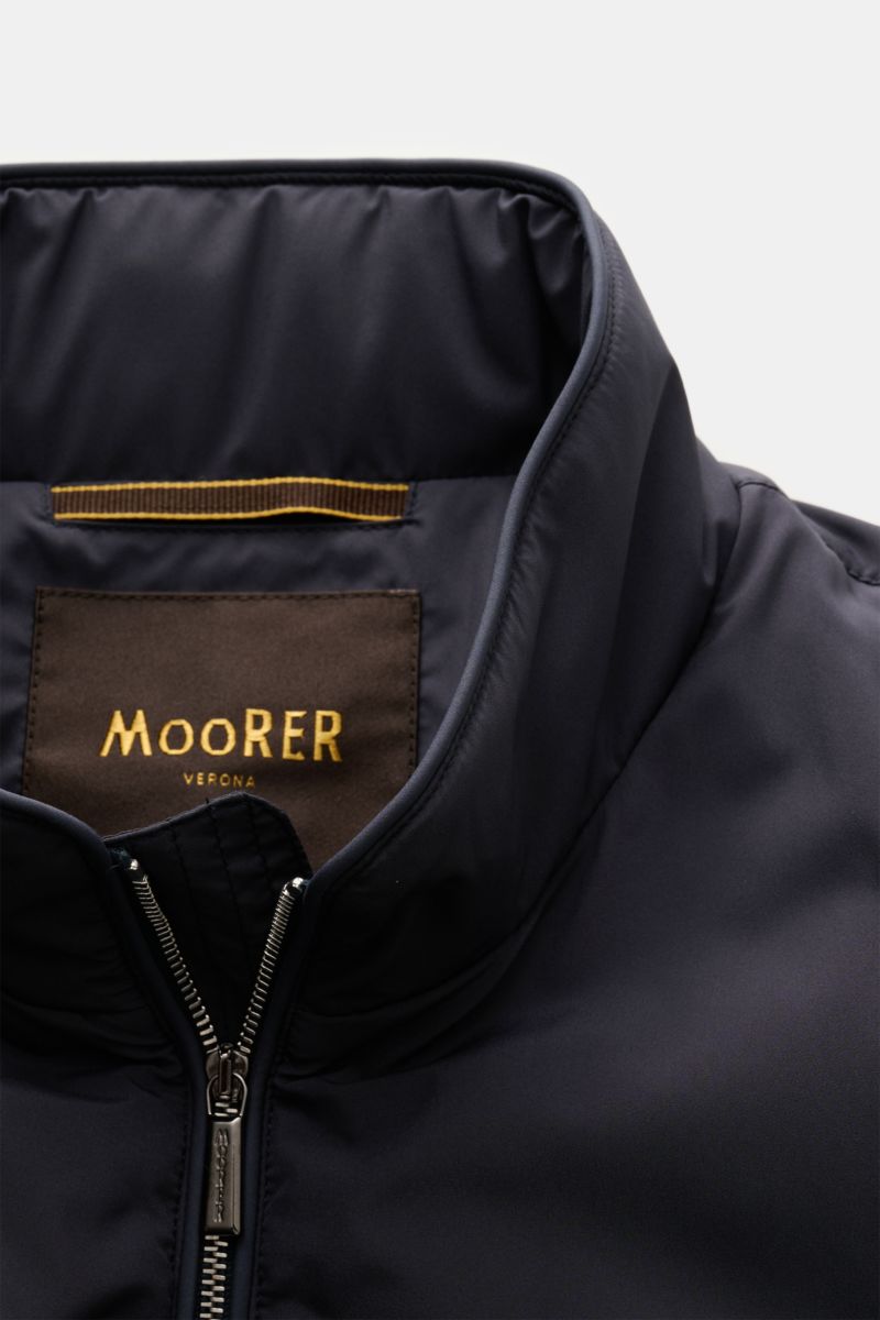 Moorer Outdoor-Weste 'Senio-Skt' dark navy aus wasserabweisender Microfaser, schmalem Stehkragen, Slim Fit, Front- und Innentasche, Detailansicht von oben.