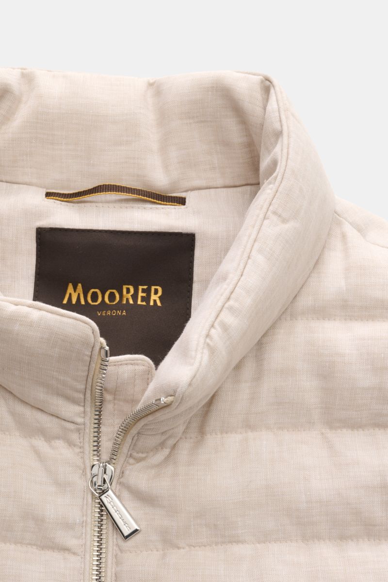 Close-up front view of the Moorer Down gilet 'Calaf' beige mottled, showing narrow cross quilting, slim standing collar, and two-way silver zip.

Luxury of the very highest quality: Only the finest, hand-selected Siberian goose down is used for the qui