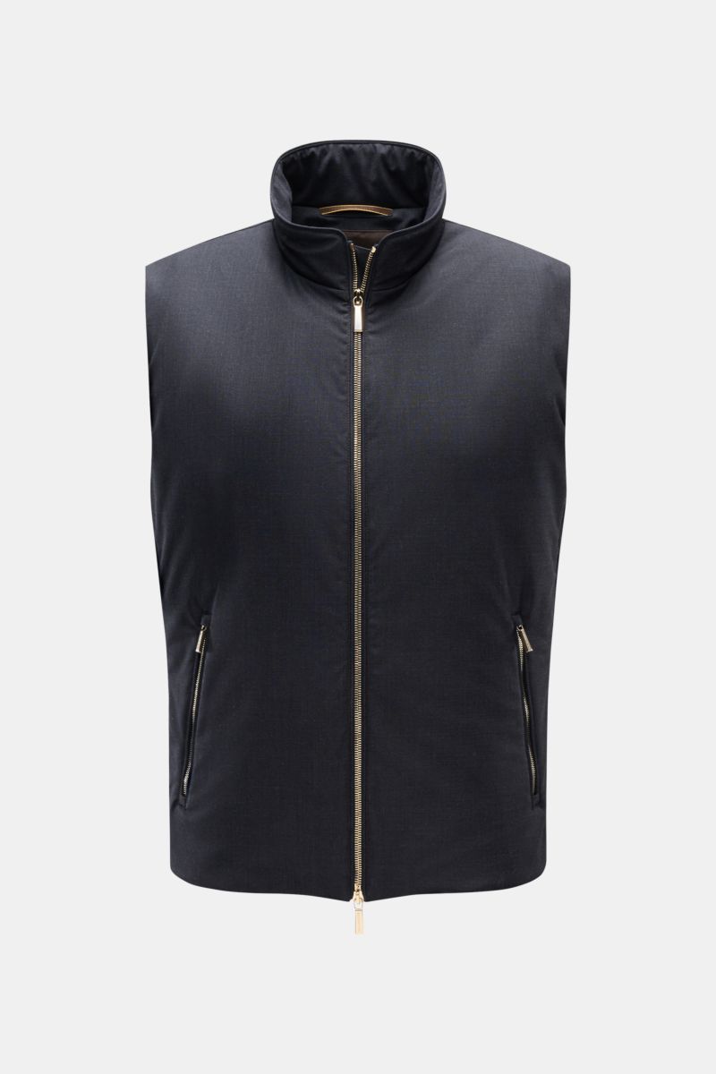 Moorer Outdoor-Weste 'Senio-Bt' dark navy frontal fotografiert, Slim Fit, elastische Schurwolle, Stehkragen, Zipper-Taschen, leichte Füllung.