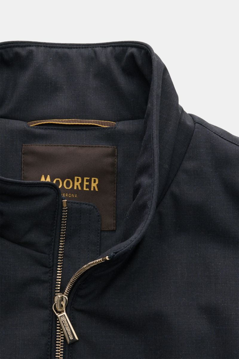 Moorer Outdoor-Weste 'Senio-Bt' dark navy, Slim Fit, elastische Schurwolle, schmaler Stehkragen, Zwei-Wege-Reißverschluss, Fronttaschen, Nahaufnahme von oben.