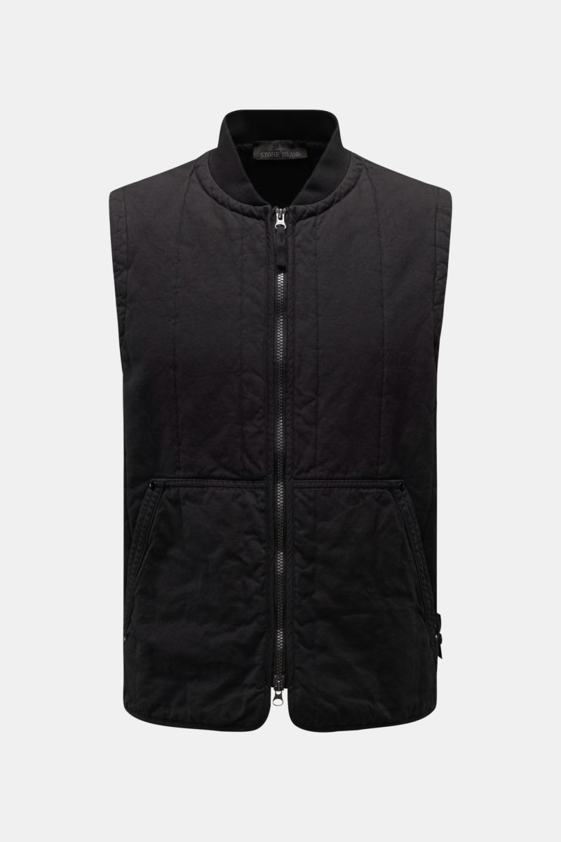 Stone Island Outdoorweste 'Ghost Piece' schwarz, frontal fotografiert, Slim Fit, Baumwolle-Leinen-Mix, Blousonkragen, Zwei-Wege-Reißverschluss, Kängurutasche, tonales Badge, flexible Rippbündchen.