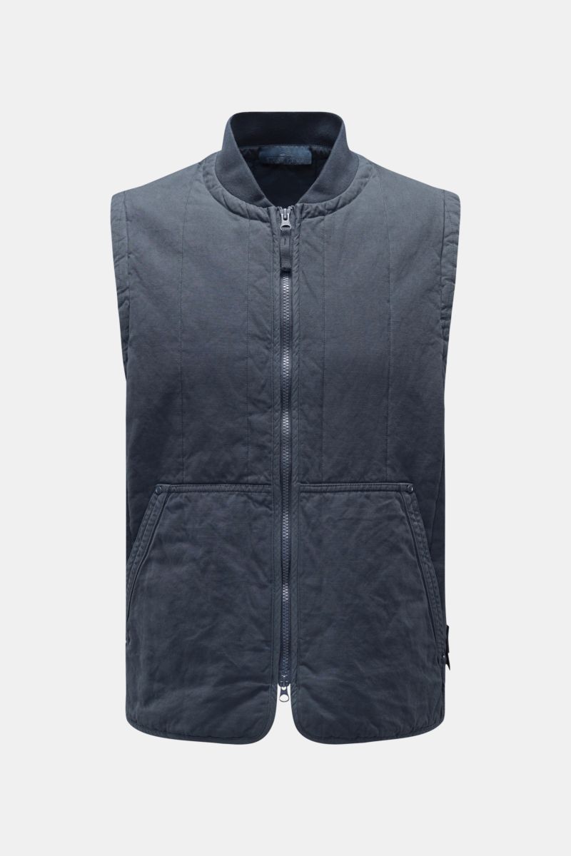 Stone Island Outdoorweste 'Ghost Piece' graublau, slim Fit, Baumwolle-Leinen-Mix, Blousonkragen, zwei-Wege-Reißverschluss, Kängurutasche, frontale Ansicht.