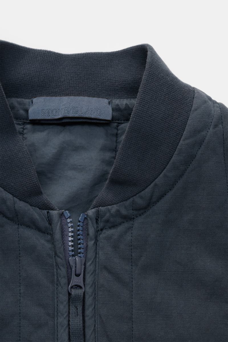 Stone Island Outdoorweste 'Ghost Piece' graublau, Front nah, Baumwolle-Leinen-Mix, Slim Fit, Blousonkragen, Zwei-Wege-Reißverschluss, Kängurutasche.