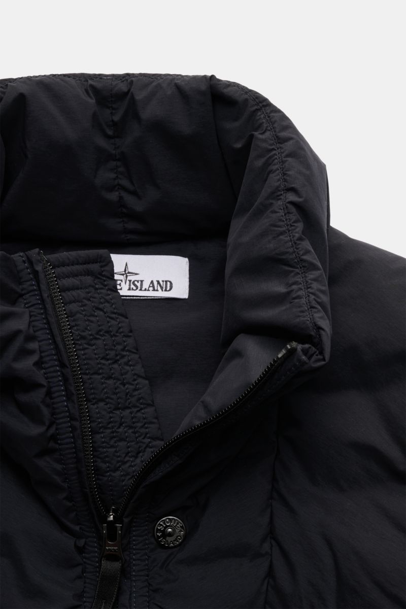 Stone Island Daunenweste 'Seamless Tunnel Nylon Down' navy in Nahaufnahme von oben, elastisches, wind- und wasserabweisendes Material mit gesteppter Daunenfüllung.