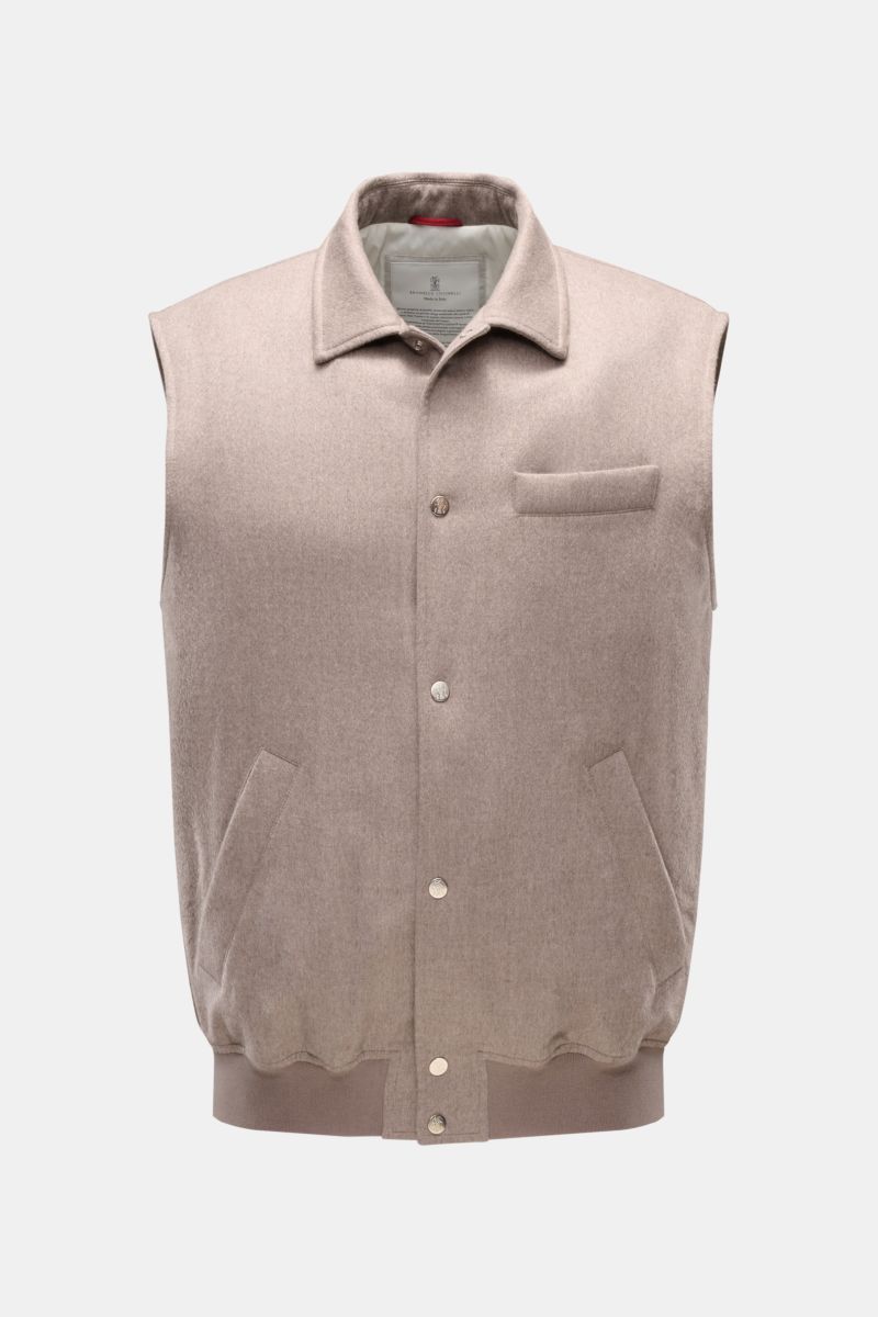 Front view of a taupe Brunello Cucinelli Cashmere Outdoorweste with snap buttons, variable collar, classic chest pocket, and angled side pockets.

Luxus für wechselhafte Tage: Diese Weste von BRUNELLO CUCINELLI aus reinem Cashmere bietet dank leichter 