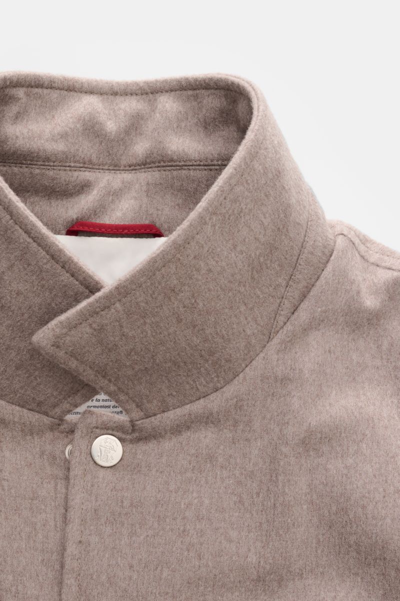 Close-up front view of the taupe Brunello Cucinelli Cashmere Outdoorweste showcasing its variable collar, snap button, and soft cashmere texture.

Luxus für wechselhafte Tage: Diese Weste von BRUNELLO CUCINELLI aus reinem Cashmere bietet dank leichter 