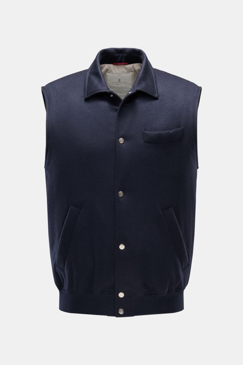 Front view of the Brunello Cucinelli Cashmere Outdoorweste navy, a sleeveless vest with a variable collar, snap-button closure, and classic chest pocket.

Luxus für wechselhafte Tage: Diese Weste von BRUNELLO CUCINELLI aus reinem Cashmere bietet dank l