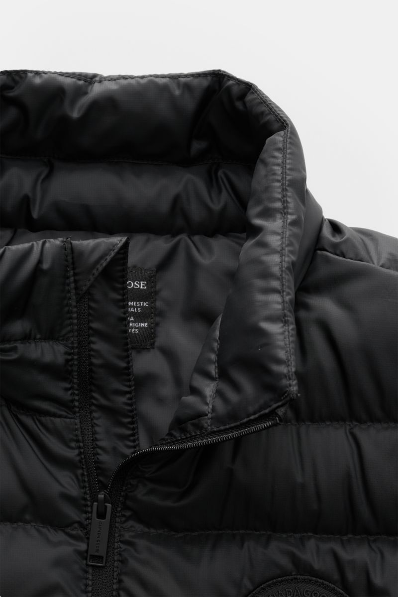 Nahaufnahme der Canada Goose Daunenweste 'Stratus Tonal' schwarz von oben, zeigt Stehkragen, Ripstop-Obermaterial, robusten Reißverschluss und tonales Futter.