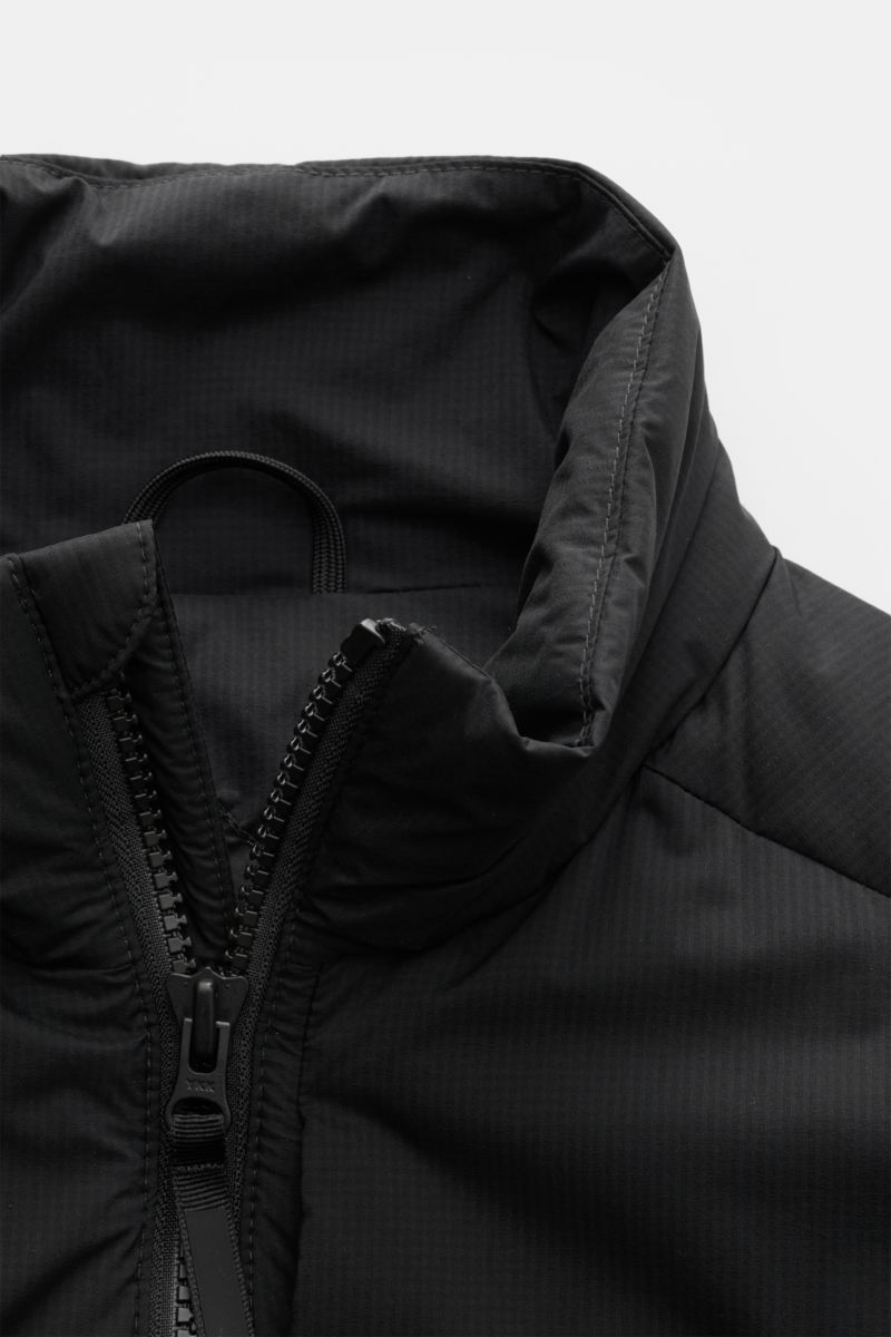 Canada Goose Daunenweste 'Lodge' schwarz, Nahaufnahme von Stehkragen und Zwei-Wege-Reißverschluss aus Ripstop-Microfaser, Slim Fit, wind- und wasserabweisend, leichte Daunenfüllung.