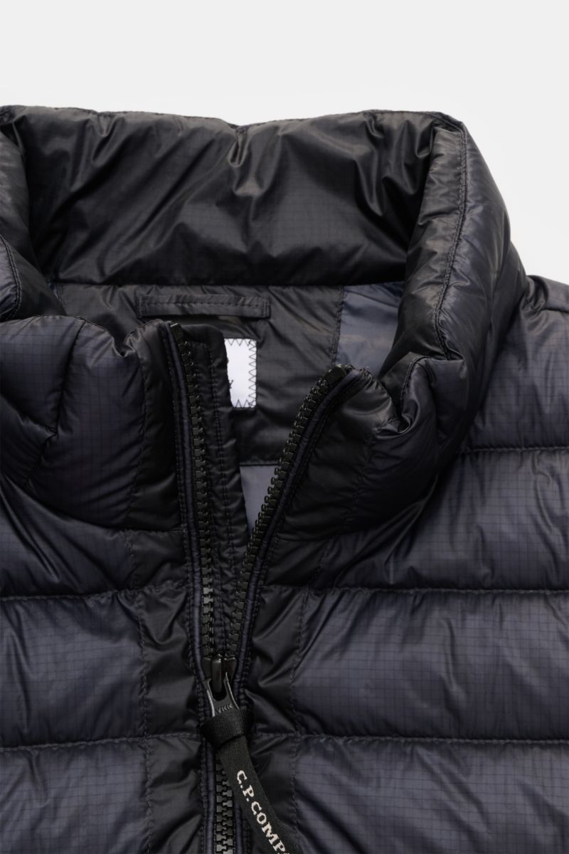 Close-up front view of the C.P. Company Daunenweste 'D.D. Shell' dark navy, showing the padded collar, robust two-way zipper with branded pull, and smooth ripstop microfiber fabric. Die Konstruktion der Daunenweste 'D.D. Shell' von C.P. COMPANY zeichnet s