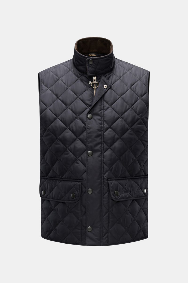 Barbour Steppweste 'New Lowerdale' dark navy, frontale Aufnahme, Slim Fit, leichte wattierte Microfaser mit Rautenstepp, Stehkragen, zwei Hüfttaschen.