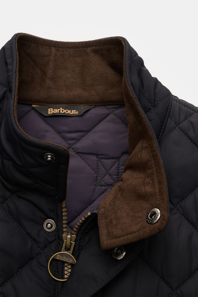 Barbour Steppweste 'New Lowerdale' dark navy in Nahaufnahme von oben, mit hochwertiger Microfaser, weichem Griff, Stehkragen, robuster Zwei-Wege-Reißverschluss und wattierter Rautensteppung.
