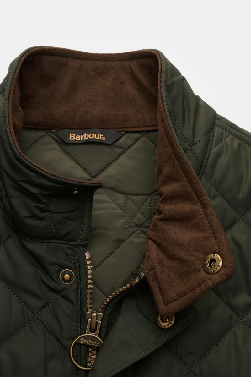 Barbour Steppweste 'New Lowerdale' dunkelgrün, Nahaufnahme von oben, Stehkragen mit weichem Futter, Rautenstepp, robuster Reißverschluss.
