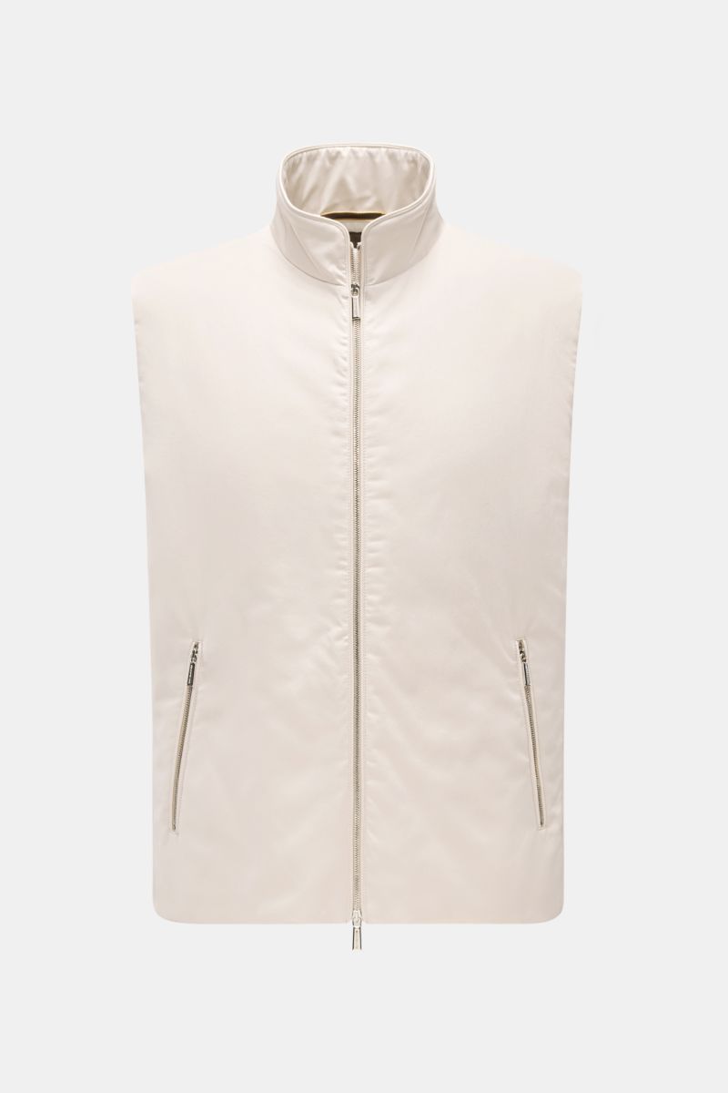 Moorer Outdoor-Weste 'Senio-Si' creme, Slim Fit, aus Sea Island Baumwolle und Seide, Frontansicht mit Stehkragen, Zipper-Taschen, zwei-Wege-Reißverschluss.
