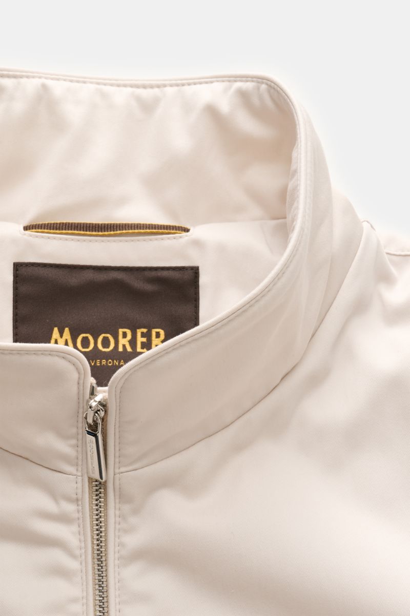 Moorer Outdoor-Weste 'Senio-Si' creme in Nahaufnahme von oben, Slim Fit, Stehkragen, Zwei-Wege-Reißverschluss, Sea Island Baumwolle mit Seide.