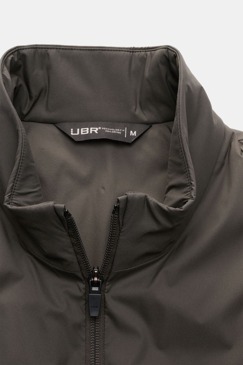 UBR Outdoor-Weste 'Raptor' oliv in Nahaufnahme von oben, leichte Microfaser, Slim Fit, Stehkragen, Zwei-Wege-Reißverschluss, reflektierende Details.