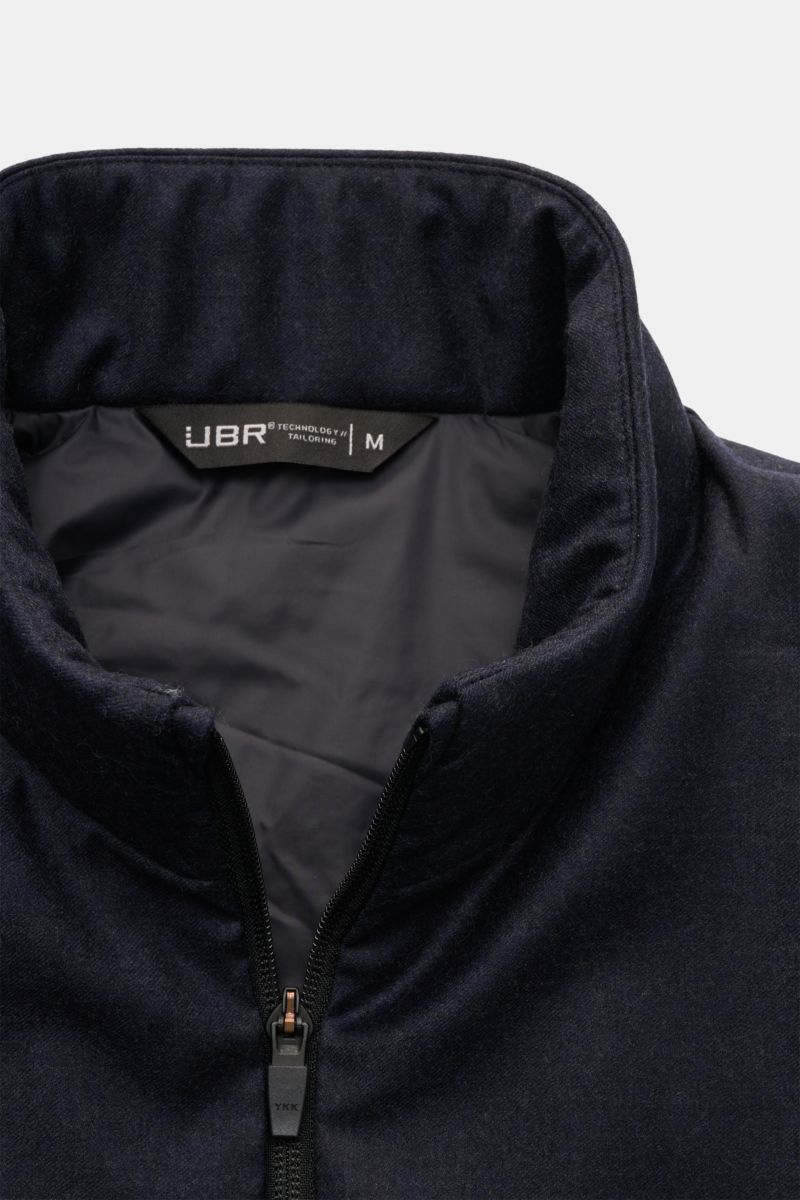 Close-up front view of UBR Outdoorweste 'Raptor Savile' navy meliert with stand-up collar, two-way zipper, soft wool fabric, and smooth lining, slim fit for urban outdoor style. Funktion trifft zeitloses Design: Die 'Raptor Savile' Weste von UBR bietet mi