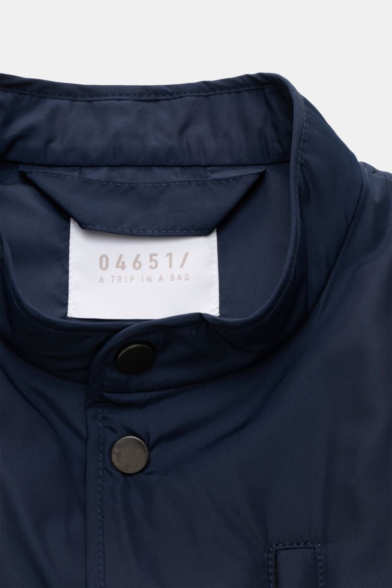 04651/ A trip in a bag Outdoorweste 'Padded Nylon' navy, Nahaufnahme von Stehkragen und Fünf-Knopf-Leiste aus glatter Microfaser.
