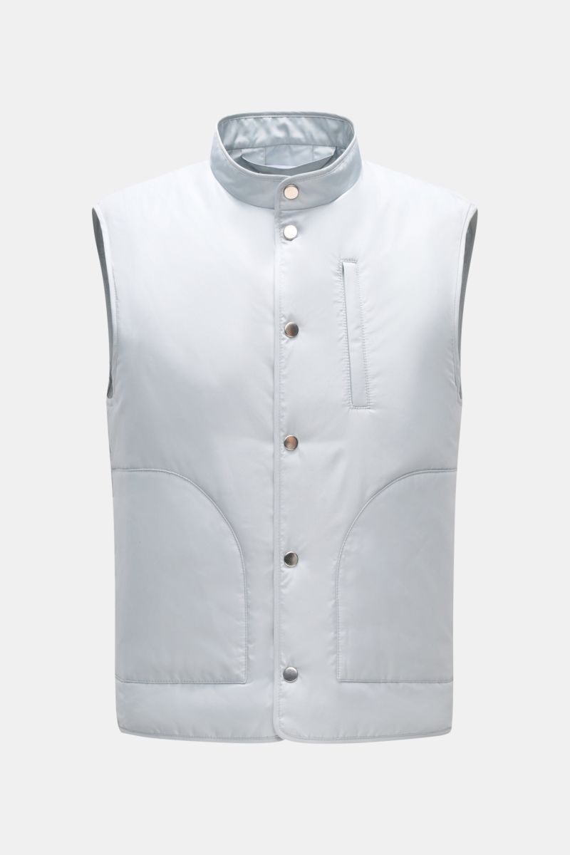 Frontansicht der pastellblauen 04651/ A trip in a bag Outdoorweste 'Padded Nylon' mit Stehkragen, Slim Fit, fünf Knöpfen, Brust- und Fronttaschen aus glatter Microfaser für sportive Layering-Looks in der Übergangszeit.