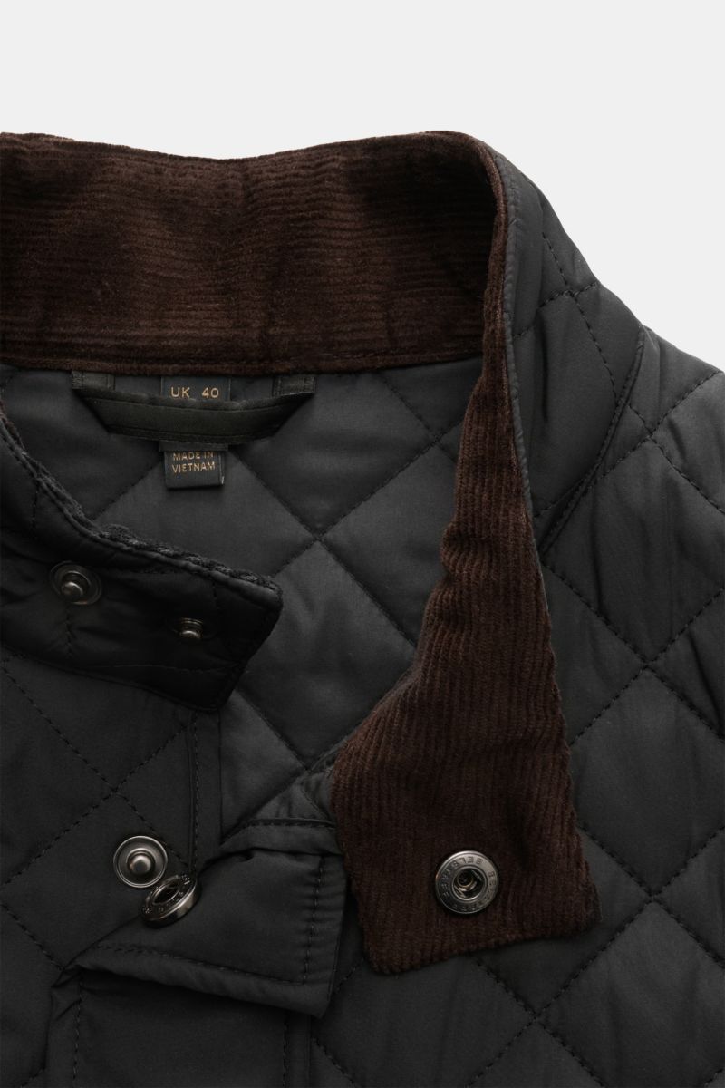 Belstaff Outdoorweste 'Icon' schwarz, Detailansicht von oben, Stehkragen mit braunem Cordbesatz, Druckknöpfe, Microfaser, Slim Fit