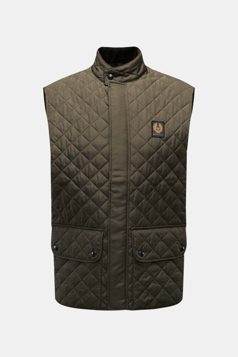 Belstaff Outdoorweste 'Icon' dark olive, frontal fotografiert, Steppweste mit Slim Fit, Stehkragen, fünf-Knopf-Leiste, aufgesetzten Taschen, Weblabel und Innenfutter aus Cord.