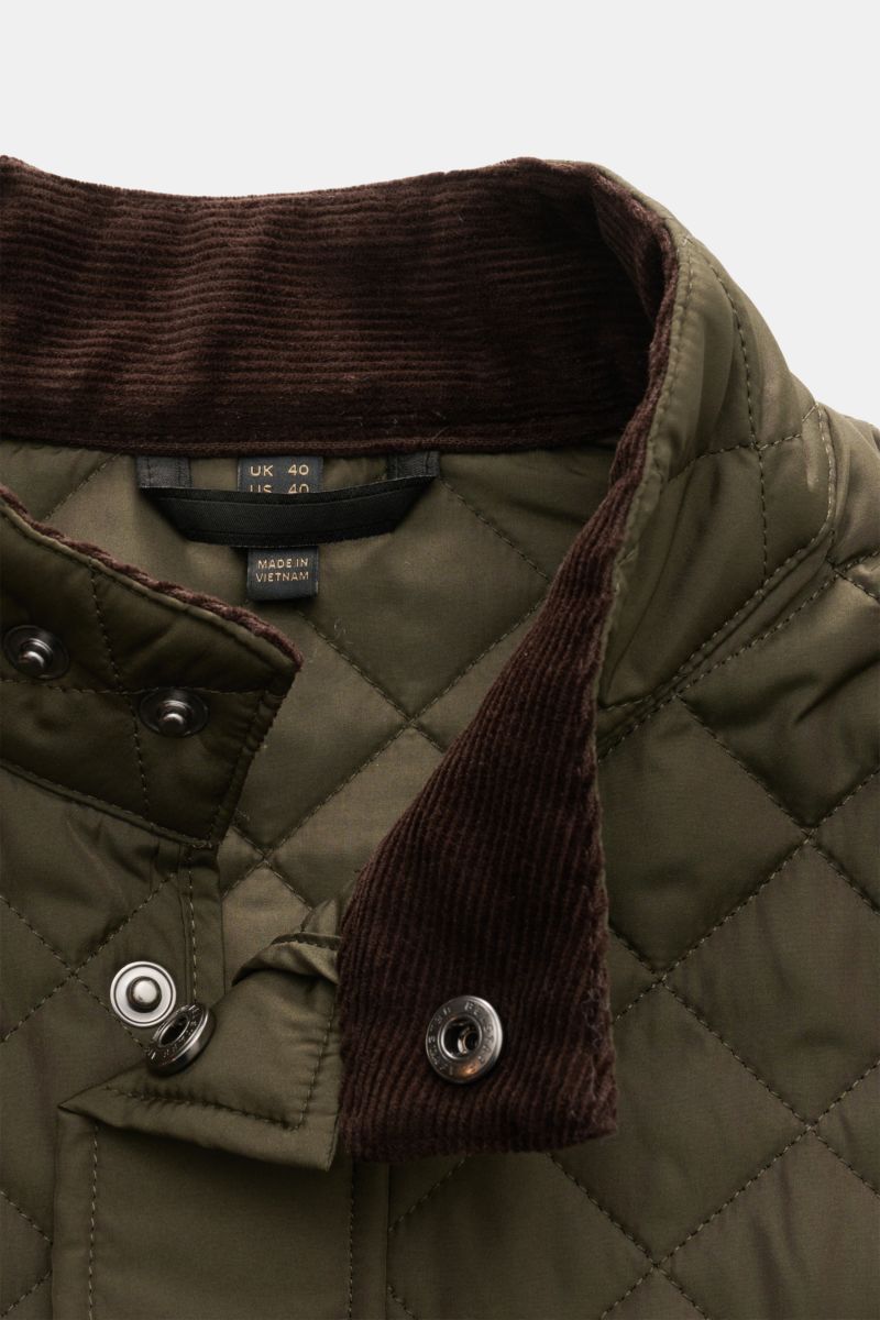 Belstaff Outdoorweste 'Icon' dark olive mit Stehkragen in Cord, gesteppt, Slim Fit, Druckknöpfen und BELSTAFF-Weblabel, Nahaufnahme von oben.