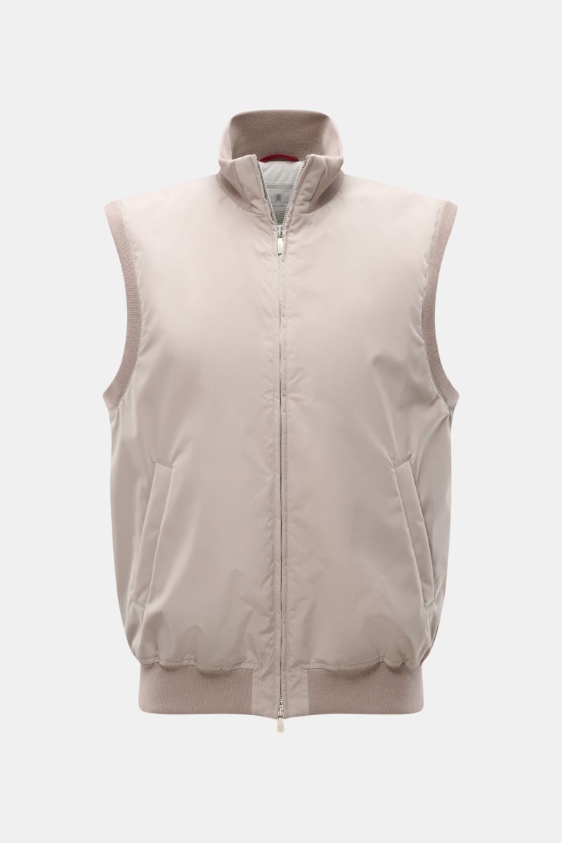 Beige Brunello Cucinelli Outdoorweste, Slim Fit, hochwertige Microfaser, leichte Wattierung, Stehkragen, Rippbündchen, Zwei-Wege-Reißverschluss, Front- und Innentaschen, frontal fotografiert.