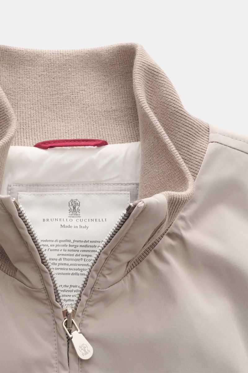 Nahaufnahme der beige Brunello Cucinelli Outdoorweste mit hochschließendem Stehkragen, zwei-Wege-Reißverschluss und weichem Rippbündchen, fotografiert von vorne.