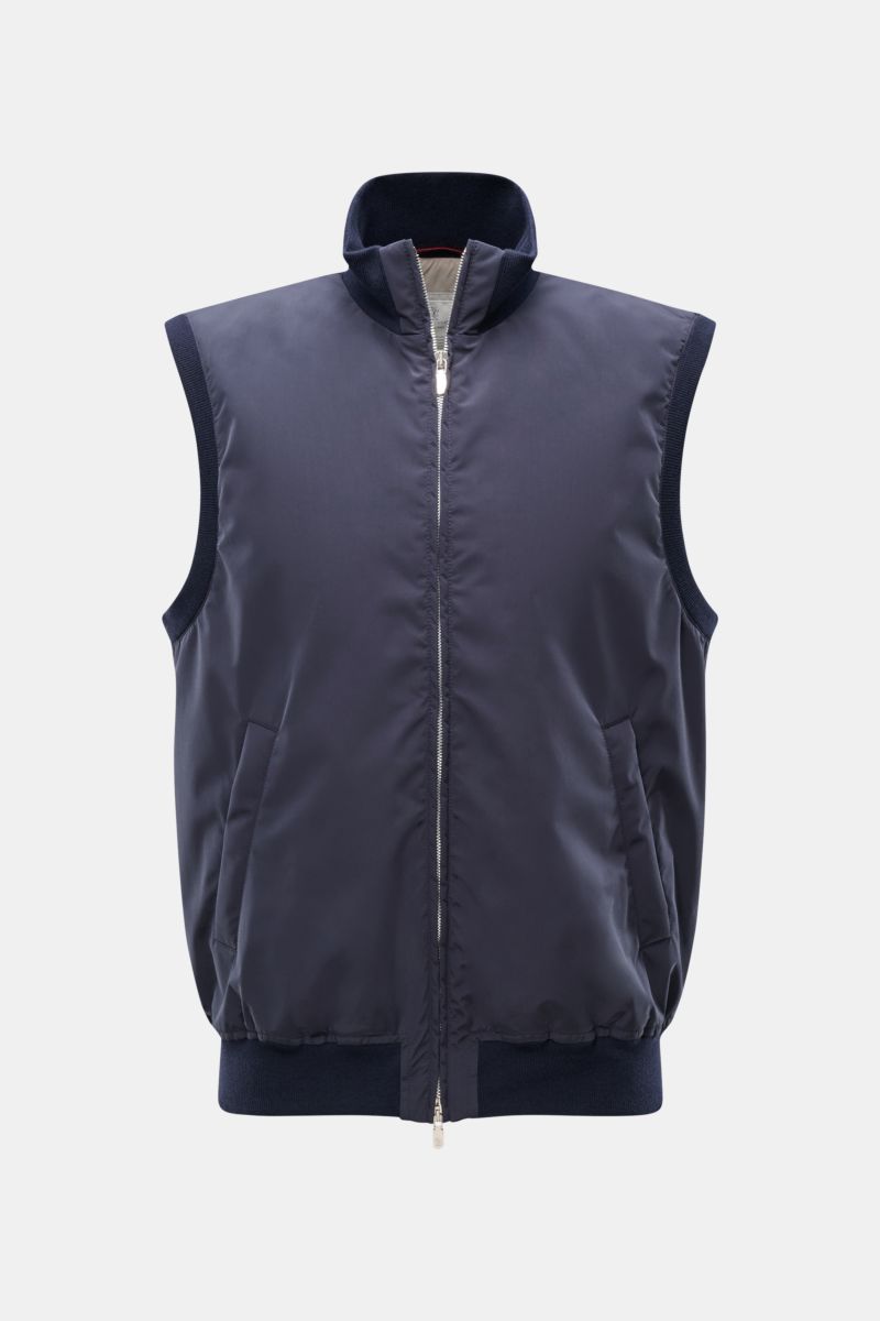 Brustansicht der Brunello Cucinelli Outdoorweste navy mit Microfaser, Slim Fit, Stehkragen, zwei-Wege-Reißverschluss, Rippbündchen, Front- und Innentaschen.