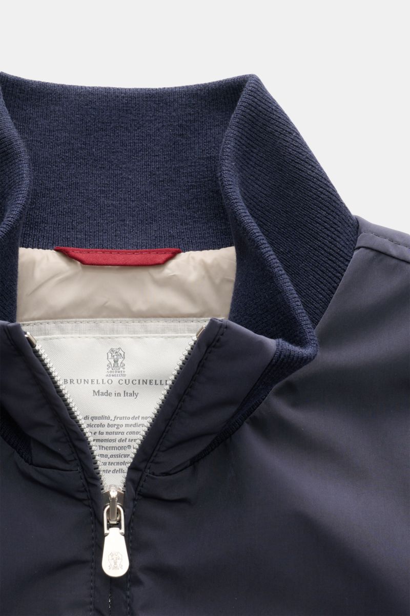 Nahaufnahme vom hochschließenden Kragen der Brunello Cucinelli Outdoorweste navy aus hochwertiger Microfaser mit zwei-Wege-Reißverschluss.