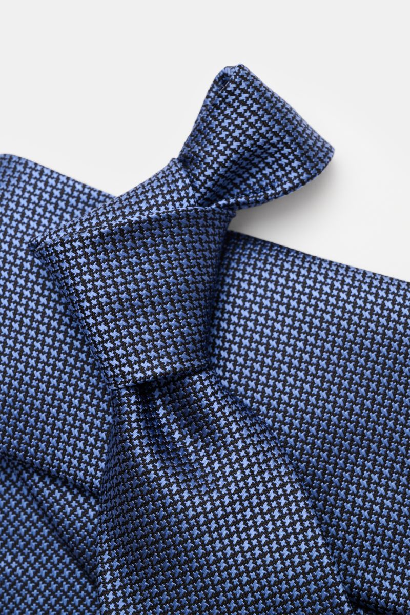 Tom Ford Seidenkrawatte schwarz/blau gemustert, feines Webmuster, dezenter Glanz, reine Seide, Made in Italy, Breite 8,5 cm, Draufsicht.