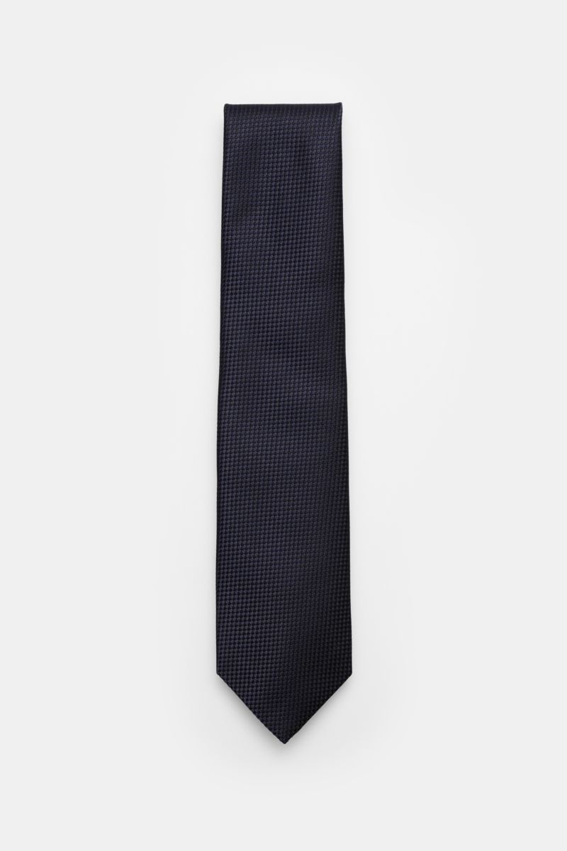 Tom Ford Seidenkrawatte navy/schwarz gemustert, photographed from above, pure silk tie with subtle sheen and fine woven pattern.

Italienische Handwerkskunst: Dieser Krawatten-Klassiker von TOM FORD aus reiner Seide vereint zeitlose Eleganz mit einem f