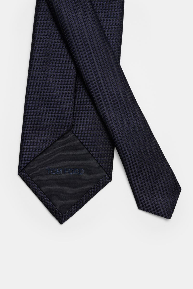 Tom Ford Seidenkrawatte navy/schwarz gemustert shown from above, highlighting its fine graphic weave and branded lining.  
Italienische Handwerkskunst: Dieser Krawatten-Klassiker von TOM FORD aus reiner Seide vereint zeitlose Eleganz mit einem feinen, 