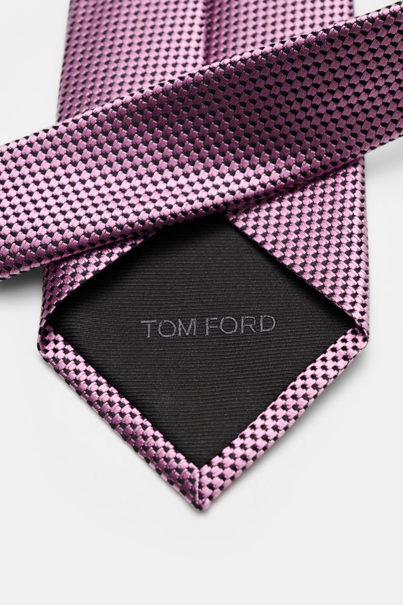 Tom Ford Seidenkrawatte rosé/schwarz gemustert shown from above, highlighting its pure silk, subtle shine, fine woven pattern, branded lining, made in Italy, 8 cm wide. Italienische Handwerkskunst: Dieser Krawatten-Klassiker von TOM FORD aus reiner Sei