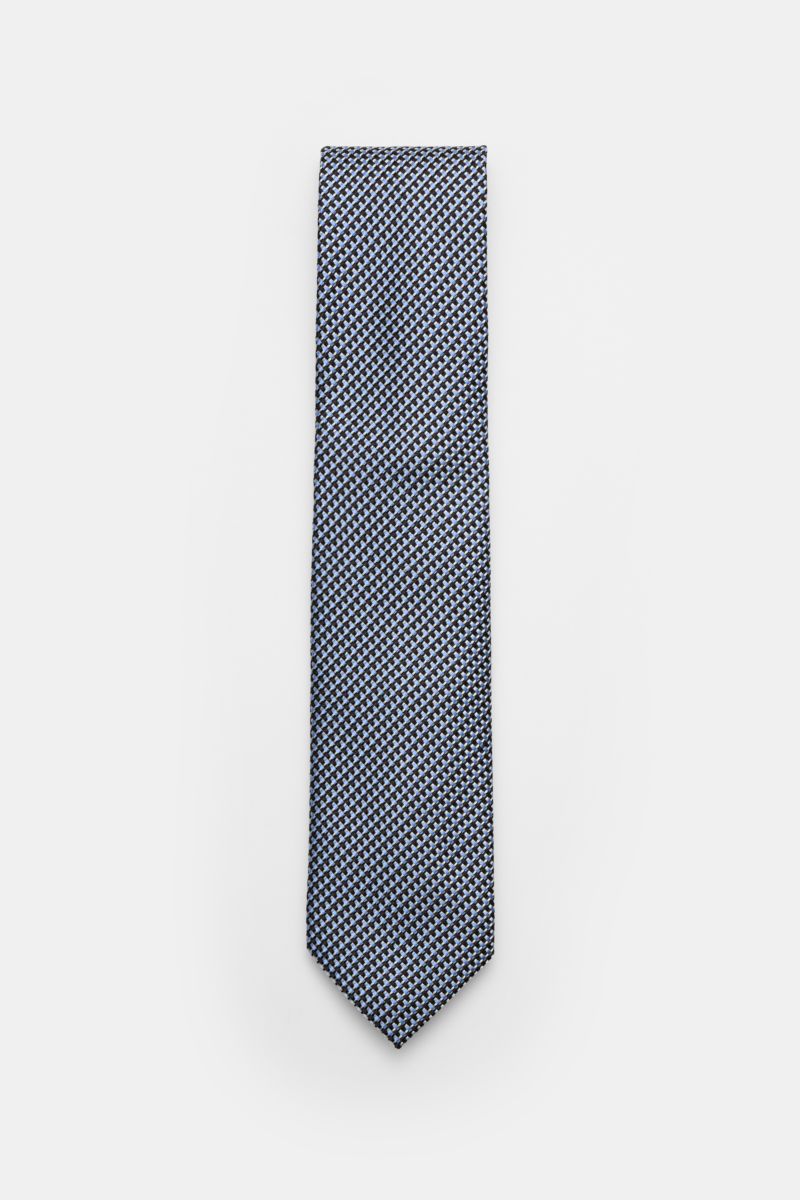 Front view of Tom Ford Seidenkrawatte hellblau/schwarz/grau gemustert tie with fine woven graphic pattern, subtle sheen, pure silk.

Description: Italienische Handwerkskunst: Dieser Krawatten-Klassiker von TOM FORD aus reiner Seide vereint zeitlose Ele