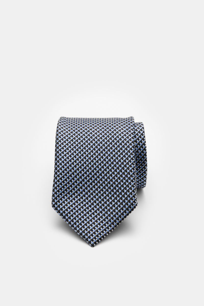 Front-facing view of Tom Ford Seidenkrawatte hellblau/schwarz/grau gemustert with fine graphic weave in light blue, black, and gray silk.

Additional description:
Italienische Handwerkskunst: Dieser Krawatten-Klassiker von TOM FORD aus reiner Seide ver