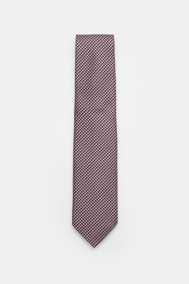 Front view of Tom Ford Seidenkrawatte rosé/schwarz/grau gemustert, a pure silk tie with subtle shine and fine graphic weave, made in Italy. 

Italienische Handwerkskunst: Dieser Krawatten-Klassiker von TOM FORD aus reiner Seide vereint zeitlose Eleganz