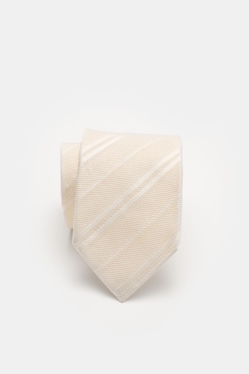 Front view of Tom Ford Seidenkrawatte creme/weiß gestreift, a cream and white striped silk tie with subtle sheen and fine woven pattern.

Italienische Handwerkskunst: Dieser Krawatten-Klassiker von TOM FORD aus reiner Seide vereint zeitlose Eleganz mit