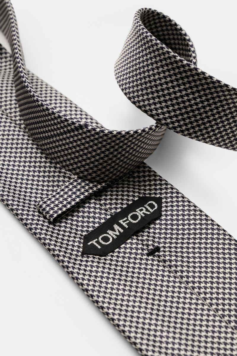 Tom Ford Seidenkrawatte dark navy/weiß gemustert in Nahaufnahme, reine Seide, feines Webmuster, dezenter Glanz, Made in Italy, 8 cm breit.