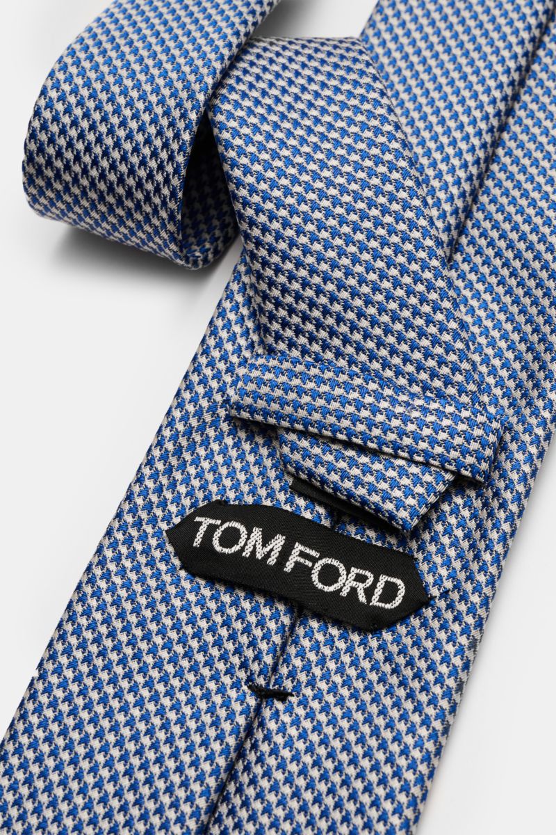 Tom Ford Seidenkrawatte blau/weiß gemustert, Detailaufnahme von hinten mit Label, reine Seide, feines Webmuster, Made in Italy, 8 cm breit.