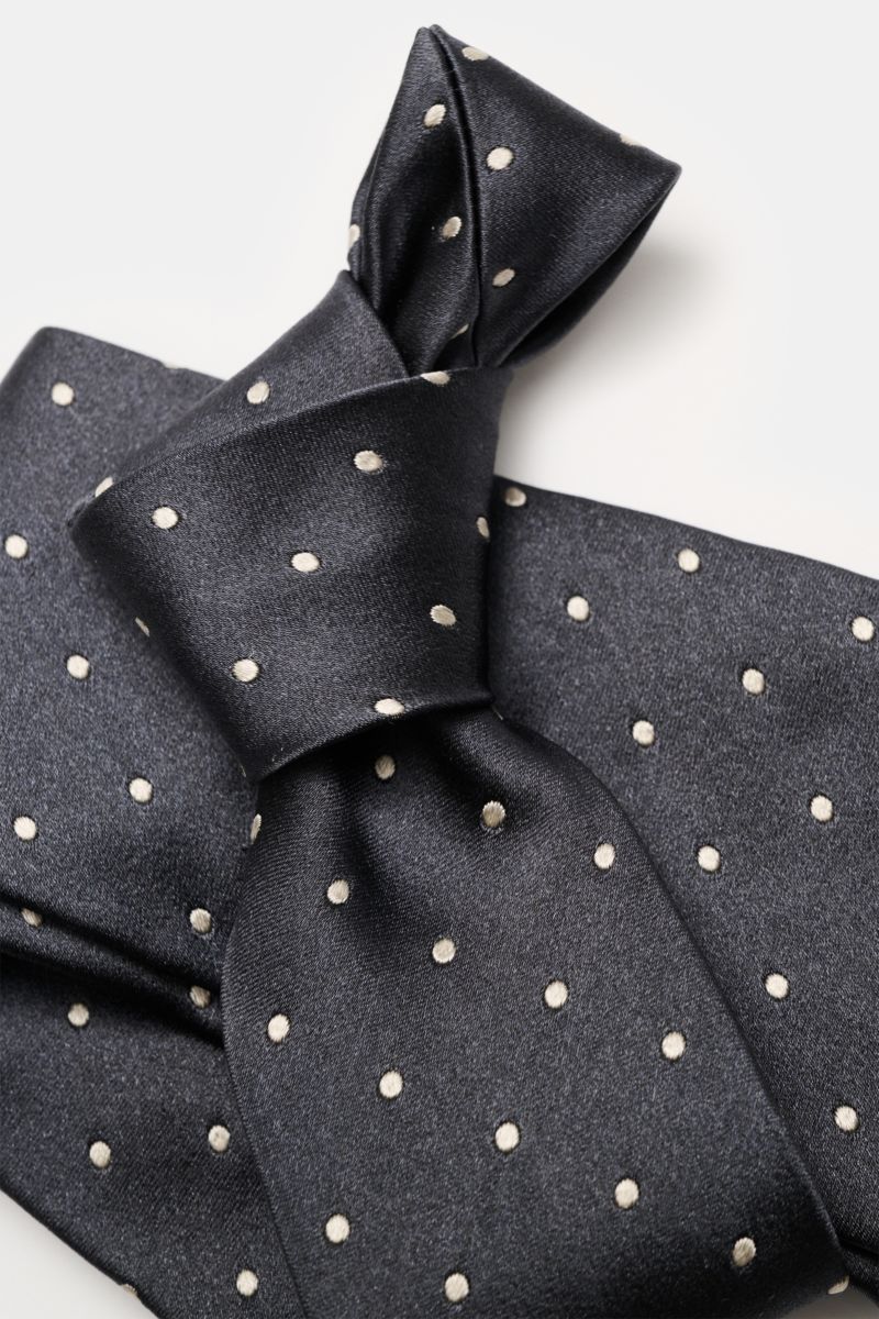 Alt tag (125 characters max): Close-up front view of Tom Ford Seidenkrawatte anthrazit/creme gepunktet silk tie with cream polka dots on anthracite.

Extended description: Zeitloser Stil mit luxuriöser Note: Die Seidenkrawatte von TOM FORD überzeugt al