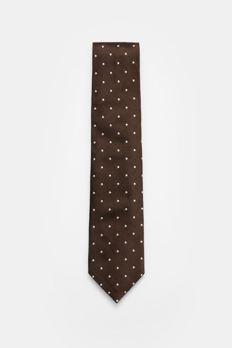 Top-down view of Tom Ford Seidenkrawatte dunkelbraun/creme gepunktet, a dark brown silk tie with cream polka dots.

Zeitloser Stil mit luxuriöser Note: Die Seidenkrawatte von TOM FORD überzeugt als elegantes Essential für formelle Anlässe und Office-Lo