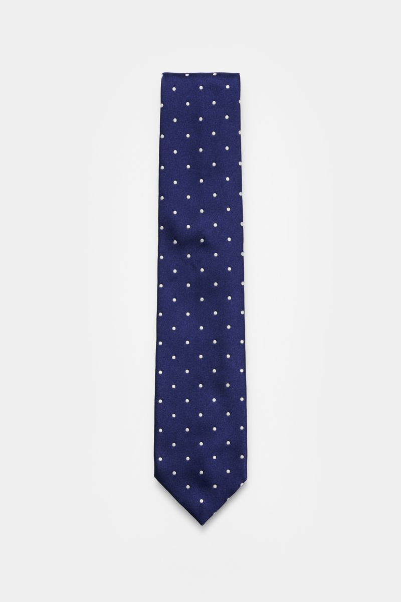 Top-down view of the Tom Ford Seidenkrawatte dunkelblau/creme gepunktet silk tie with white polka dots on dark blue background, showcasing its elegant design.

Zeitloser Stil mit luxuriöser Note: Die Seidenkrawatte von TOM FORD überzeugt als elegantes 
