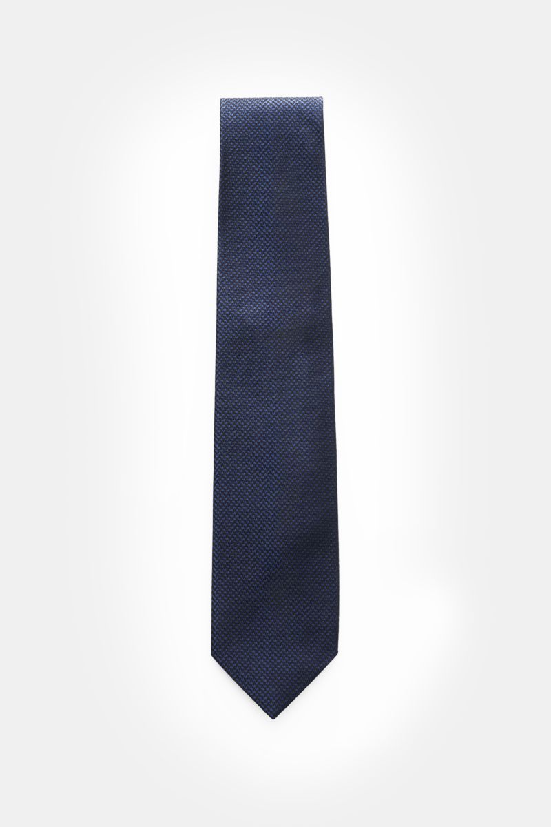 Tom Ford Seidenkrawatte dunkelblau/schwarz gemustert, zeitloses Hahnentrittmuster, reine Seide mit dezentem Glanz, Logo-Stitching, 8 cm breit, frontal fotografiert.