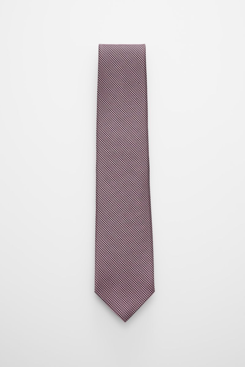 Tom Ford Seidenkrawatte rosé/schwarz gemustert, Hahnentrittmuster, dezenter Glanz, reine Seide, Logo-Stitching, frontale Draufsicht, Breite 8 cm, made in Italy.