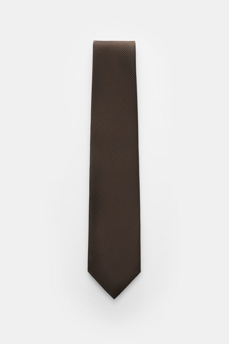 Tom Ford Seidenkrawatte dunkelbraun/schwarz gemustert, frontal fotografiert, reine Seide, dezenter Glanz, Hahnentrittmuster, Logo-Stitching, made in Italy, 8 cm breit.